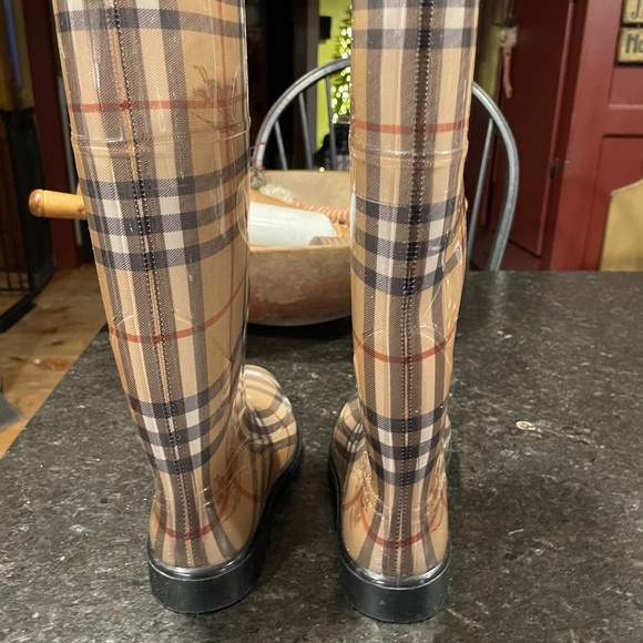 Authentic Burberry rain boots purchased at Nordstrom's. Size 38. - Picture 5 of 5